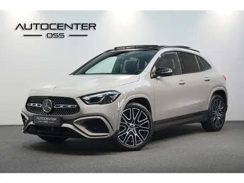 Mercedes-Benz GLA 250 e 140 Year Edition ✅ NAP ✅ PANO ✅ CAMERA ✅ MULTIBEAM ✅ 20" ✅ GARANTIE