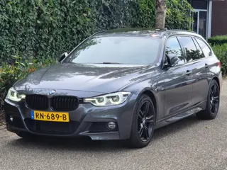 BMW 3-serie Touring M Sport PANO HUD Apple CarPlay Trekhaak Alcantara HiFi Inklapbare spiegels NAP C