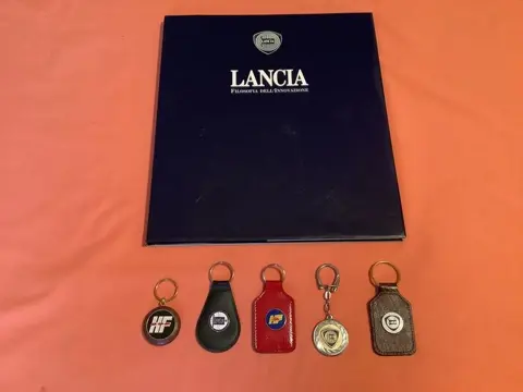 Accessoire - Portachiavi e volume storia della Lancia -