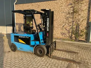 Hyundai 25BHA-7 2.5 ton Triplex Freelift Sideshift Elektra Heftruck