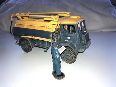 King &amp; Country - RAF - 027 +036 - Bedford QL Fuel