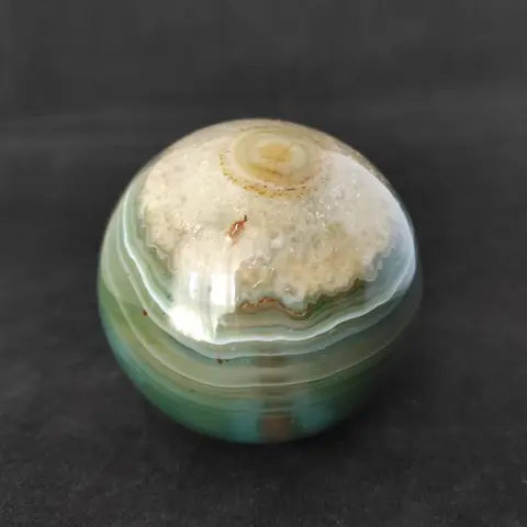 Agaat mooie groen gekleurde bol - 7×7×7 cm - 450 g