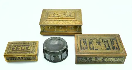 Een set dozenin de Egyptische revival