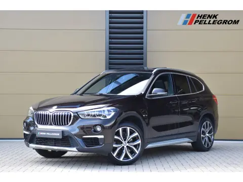 BMW X1 sDrive20i High Executive * Sportstoelen * Panoramadak * Achteruitrijcamera * Trekhaak * Head-