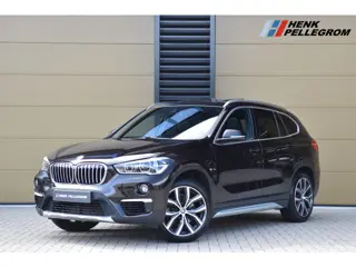 BMW X1 sDrive20i High Executive * Sportstoelen * Panoramadak * Achteruitrijcamera * Trekhaak * Head-