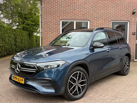 MERCEDES-BENZ EQB 300 4Matic AMG 7 ZITS Pano 