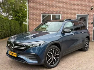 MERCEDES-BENZ EQB 300 4Matic AMG 7 ZITS Pano 