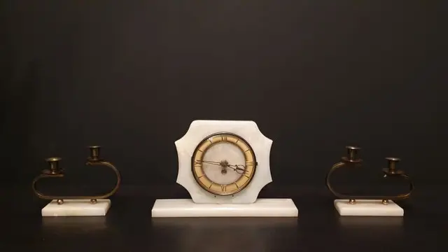 Tafelklok met twee Art Deco kandelaars van marmer en