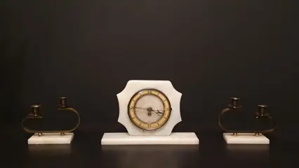 Tafelklok met twee Art Deco kandelaars van marmer en