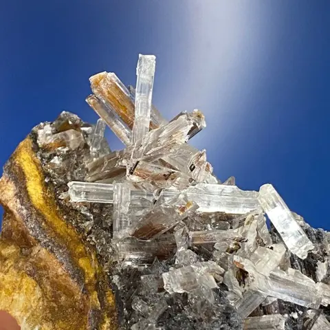 "het stekelvarken" Selenietkristallen op limoniet - 9×5×4