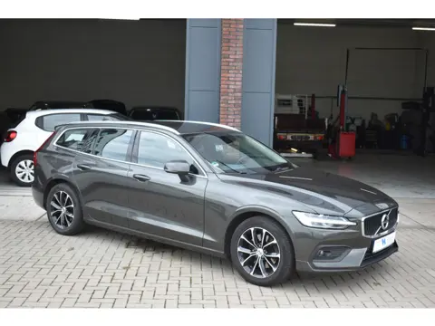 Volvo V60 2.0 B3 Core (bj 2021, automaat)