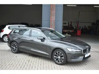 Volvo V60 2.0 B3 Core (bj 2021, automaat)