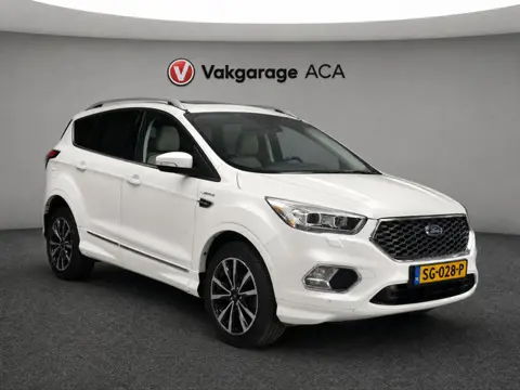 Ford Kuga 1.5 EcoBoost Vignale // PANO // CAMERA // TREKHAAK // 4x4 // STUUR&STOELVERWARMING // BOMV