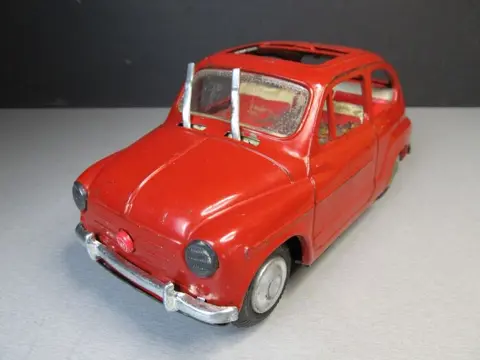 Tomiyama - Battery operated Fiat 600 with wipers -