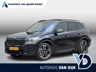 BMW iX1 xDrive30 Launch Edition 67 kWh | Pano-Dak/19"/Adapt.Cruise/3D Camera/HUD/Massage/Comfort Acc