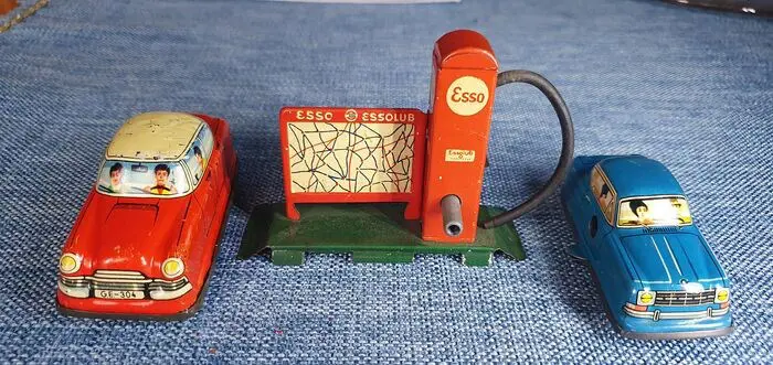 A.o. Technofix - tankstation en twee Technofix-auto's -