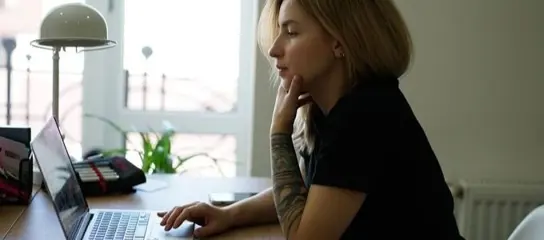 Zelfstandig werk achter de webcam