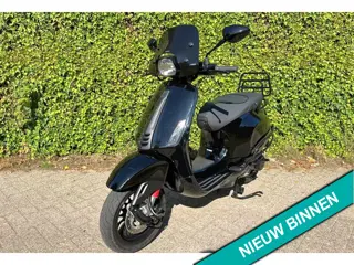 Vespa Sprint Glans Zwart 45km Scooter Div. Opties BETAAL met in3