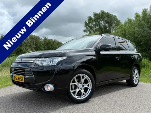 Mitsubishi Outlander 2.0 PHEV Instyle Automaat | Schuif-/Kanteldak | Leder | Camera | Navi | Clima |