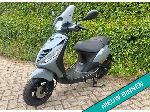 Piaggio Zip 45km E4 Nardo Grey Power1 Smoke BETAAL met in3