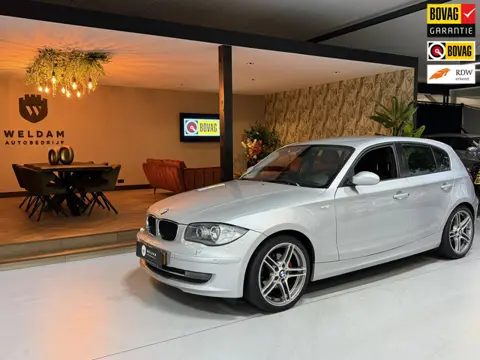 BMW 1-serie 118i Automaat|Leder|Xenon|18'' Sportvelgen|Trekhaak|Cruise|Clima|PDC|Rijklaar