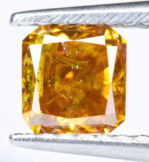 Diamant - 0.65 ct - Natural Fancy Intense Yellowish Orange