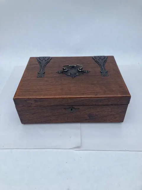 Met ijzer beslagen sieradenkist