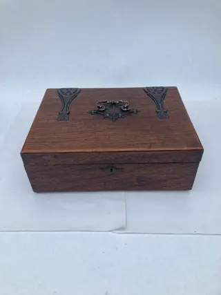 Met ijzer beslagen sieradenkist