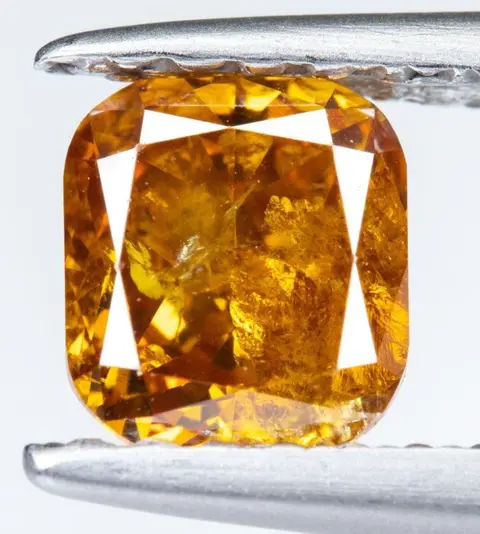 Diamant - 0.57 ct - Natural Fancy Vivid Yellowish Orange -