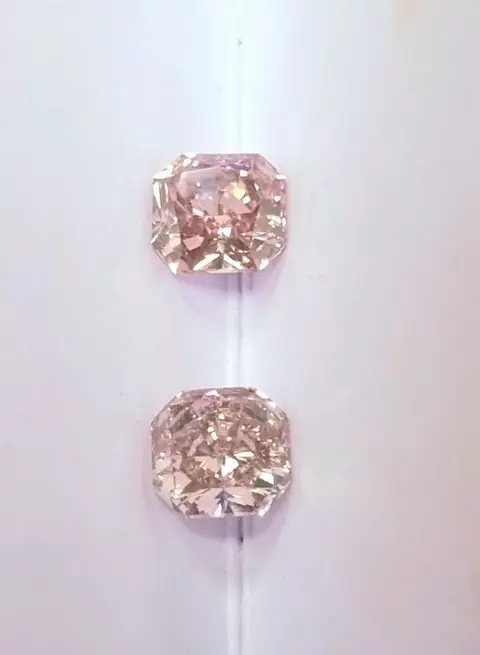 2 pcs Diamanten - 2.09 ct - Radiant - Color Enhanced -