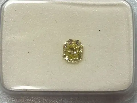 1 pcs Diamant - 0.27 ct - Radiant - No reserve price, fancy