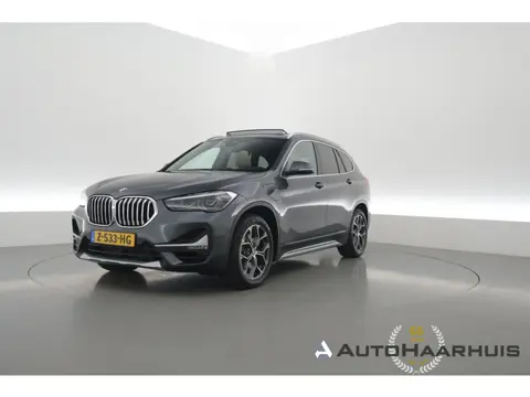 BMW X1 xDrive25e High Executive Edition | Rijklaar! | Trekhaak | S/K-Dak | HUD | Leder | Harman/Kard