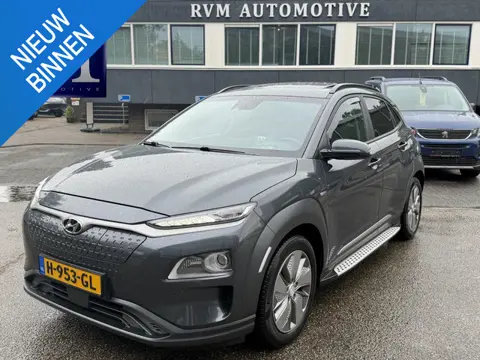 Hyundai Kona EV Premium 64 kWh SOH 94% | ORIGINEEL NL AUTO | 3-FASE LADEN | WARMTEPOMP| SCHUIFDAK | 