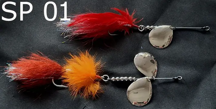Set SP 01 van een verzwaarde enkel & dubbelblad snoekspinner met streamer
