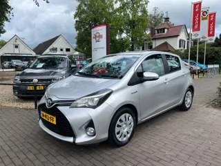 TOYOTA YARIS 1.5 HYBRID AUTOMAAT / CAMERA / CRUISE CTR. / AIRCO-ECC / BLUETOOTH / ELEK. RAMEN / RADIO