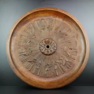 Art Nouveau groot gestoken houten plafondornament met