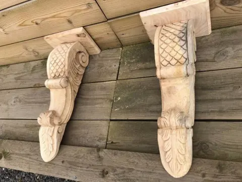 Schouw consolle , snijwerk hout , boekensteun , kado