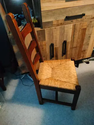Eetkamerstoelen + tafel en een salontafel + antieke buffetkast
