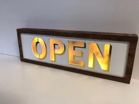 OPEN , gevelreclame, neon , lichtbak , bar open , cafe