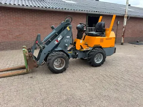 Giant D331 ST Shovel Loader (bj 2007)
