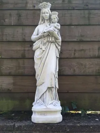 Beeld Moeder Maria met kindje Jezus