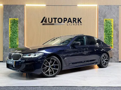 BMW 5-serie 530e High Executive M-SPORT|SCHUIFDAK|HuD|360 CAMERA|LASER|MEMORY|KEYLESS|SFEERVERLICHTI