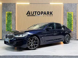 BMW 5-serie 530e High Executive M-SPORT|SCHUIFDAK|HuD|360 CAMERA|LASER|MEMORY|KEYLESS|SFEERVERLICHTI
