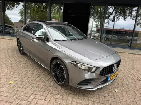 Mercedes-Benz A-klasse 250 e Premium|AMG|Pano|Nieuwstaat|CarPlay|Leer|Nav|Vol!