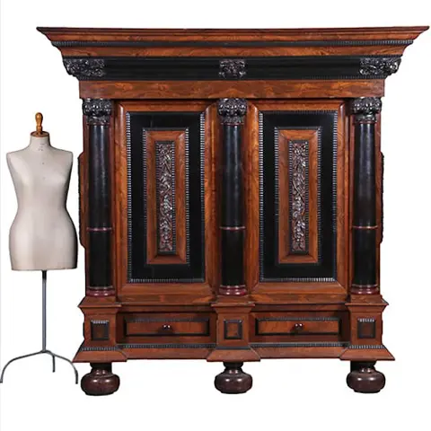 Museale kolom- of Kussenkast  ca 1665 in palissander met ebben en kussens op front en zijpanelen