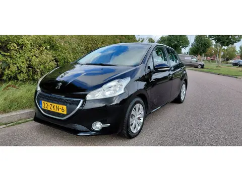 Peugeot 208 1.2 VTi Access Mooie en 100 % Garage onderhouden auto.Trekhaak, Multimedia Sportstoelen.