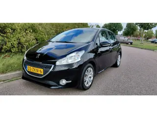 Peugeot 208 1.2 VTi Access Mooie en 100 % Garage onderhouden auto.Trekhaak, Multimedia Sportstoelen.