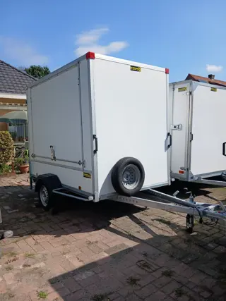 gesloten aanhangwagen met zijluik