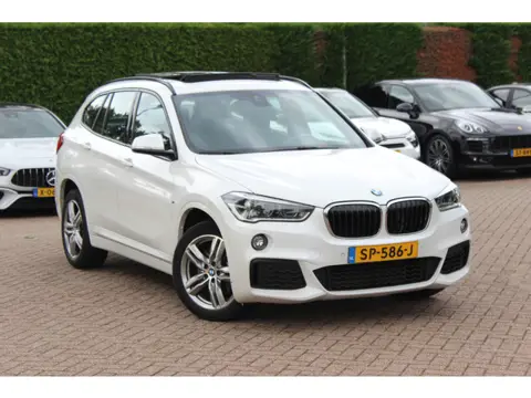 BMW X1 xDrive20i High Exe. M Sport 70.615 km! / Panoramadak / Camera / Head-up / Leder / Navigatie /