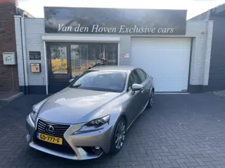 Lexus IS 300h Hybrid Luxury Line Dealer onderhouden.